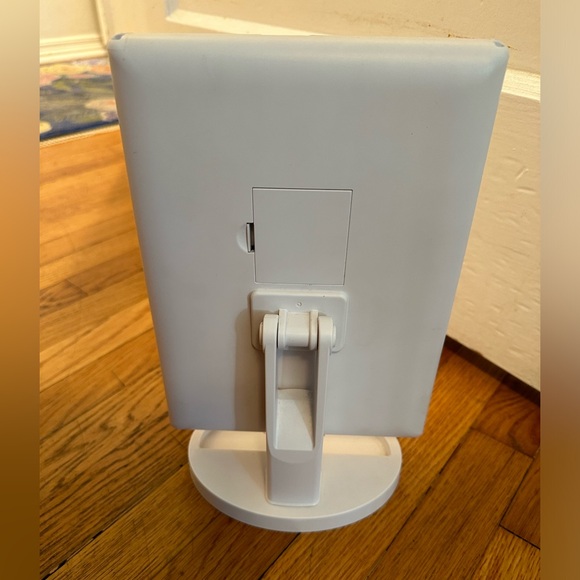 Light Up Vanity Makeup Mirror - Picture 4 of 6